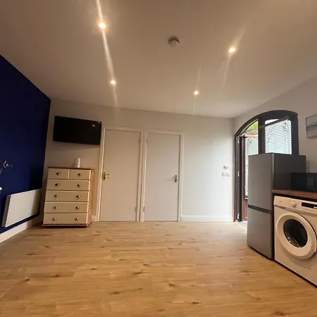 1-bed Cosy Near Emerald Park - Sleeps 5