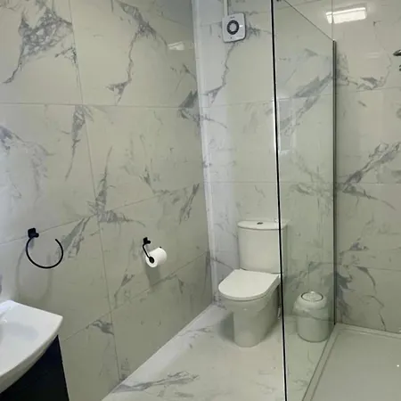 בית נופש 1-bed Cosy Near Emerald Park - Sleeps 5 *