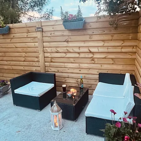 Сasa de vacaciones 1-bed Cosy Near Emerald Park - Sleeps 5 *