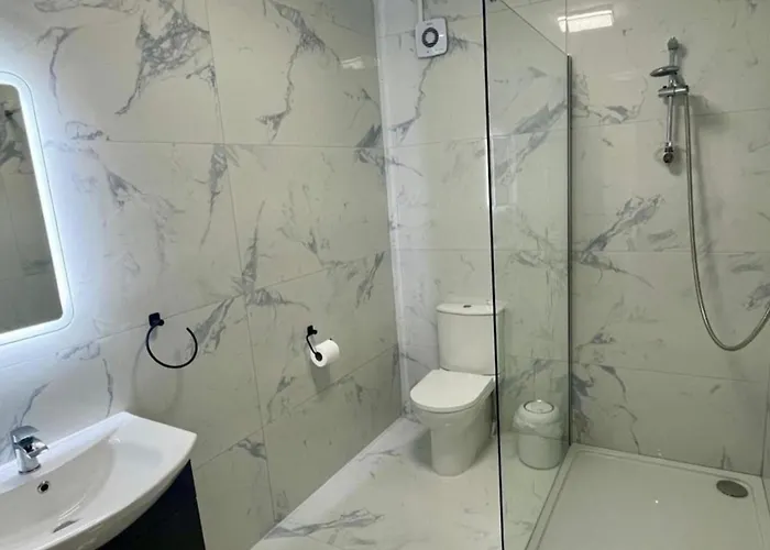 Vakantiehuis 1-bed Cosy Near Emerald Park - Sleeps 5 *