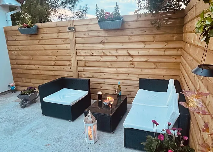 Vakantiehuis 1-bed Cosy Near Emerald Park - Sleeps 5 *